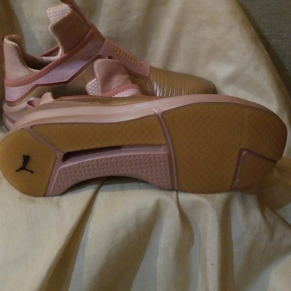 Fenty - Picture 3 of 4